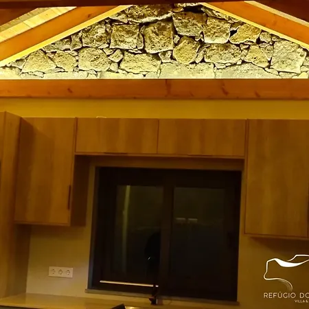 Refugio Dos Capelinhos - E *