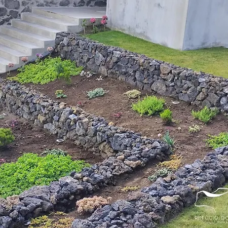 Refugio Dos Capelinhos - E *