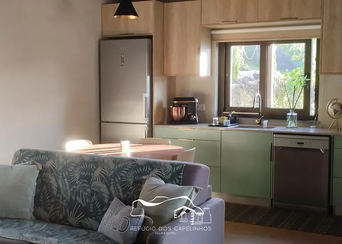 Refugio Dos Capelinhos - E *