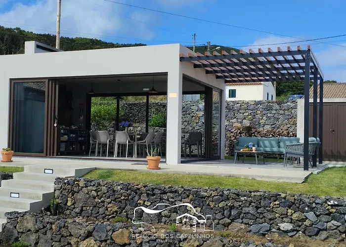 Refugio Dos Capelinhos - E *