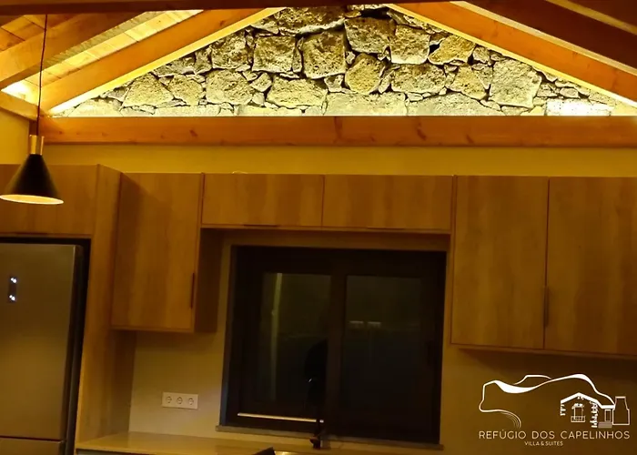 Refugio Dos Capelinhos - E *