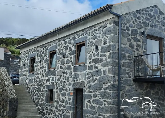 Refugio Dos Capelinhos - E