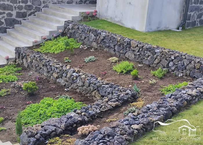 Refugio Dos Capelinhos - E *